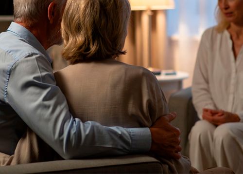 Пожилая супружеская пара на сеансе психотерапии